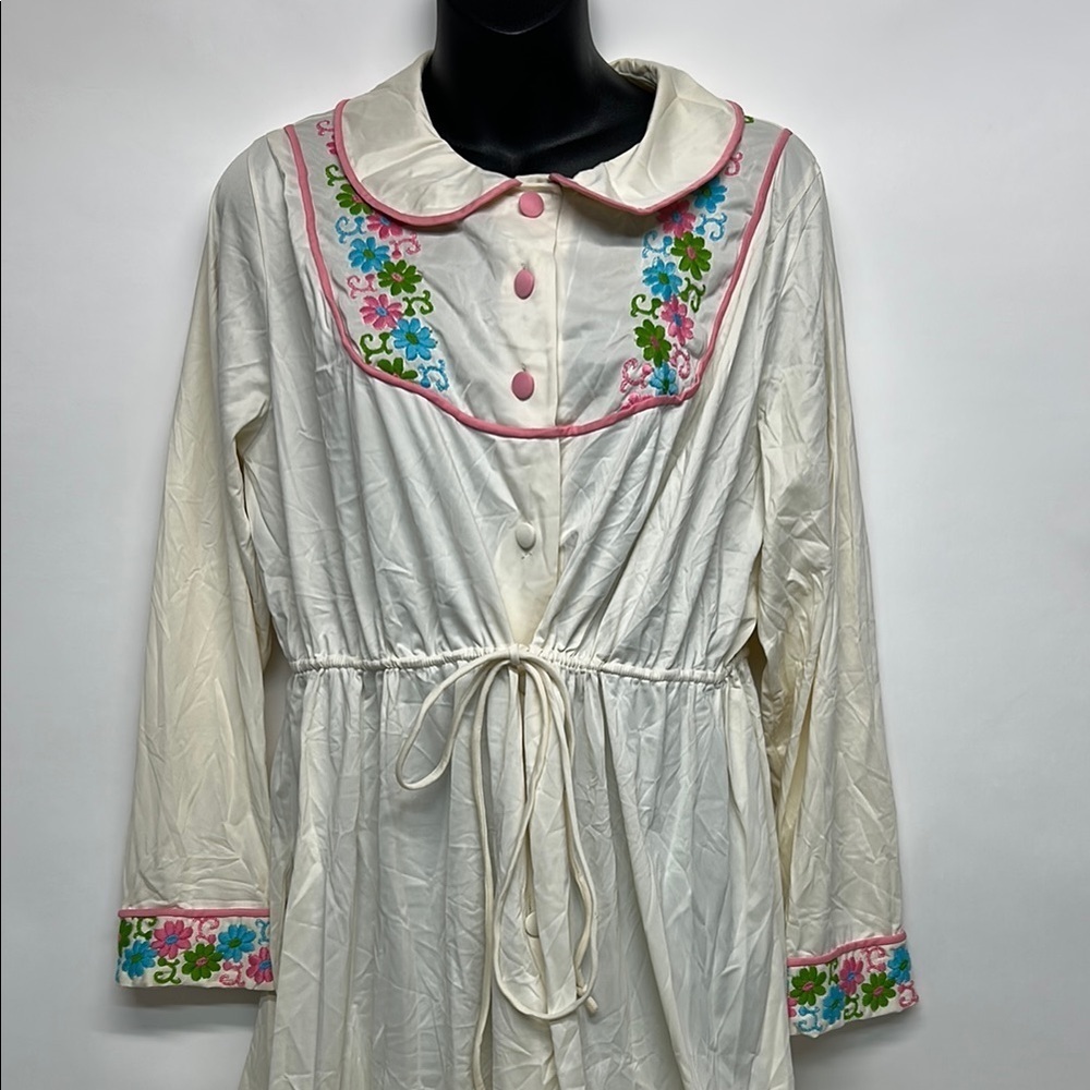 Floral Embroidered cream vintage with embroidery 1960s JCPenney robe size large